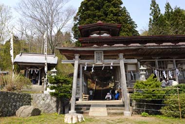 遥拝殿　１・・・ほぼ全景で、左側が子康神社。