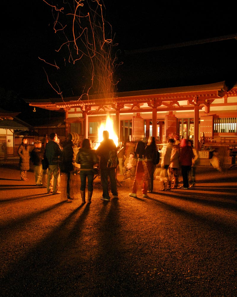 平泉毛越寺本堂前でのかがり火です。今年は雪が全くない中での夜祭りでした。