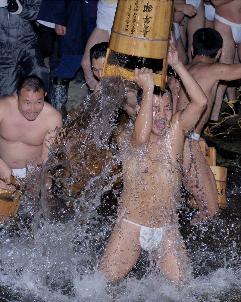 黒石寺蘇民祭・・裸参りで身を清める男たち