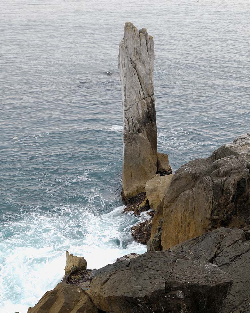 海中にそそり立つ、１６ｍの大理石の巨塔です。