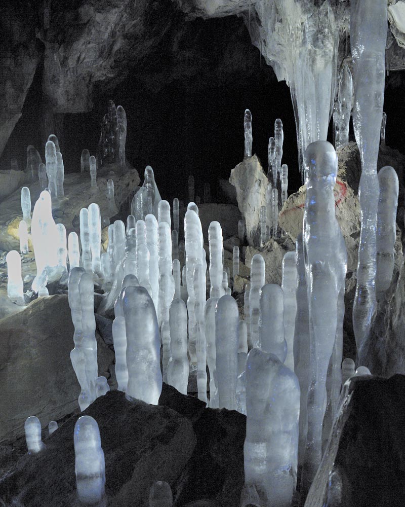 ライトアップされた光りで撮影した氷筍の様子です。ストロボ撮影とは違い、氷柱の中まできれいに見えています。