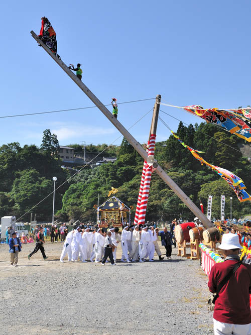 梯子虎舞が演じられる下の広場では、神輿の渡御があり賑わっていました。