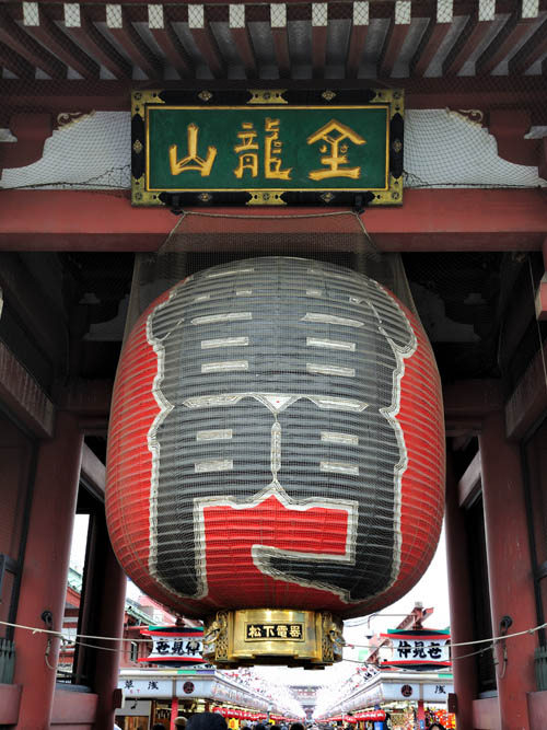 都内最古の寺院である浅草寺は、「浅草観音」の名称で知られ、年間約３０００万人もの参詣者がこの門をくぐります。