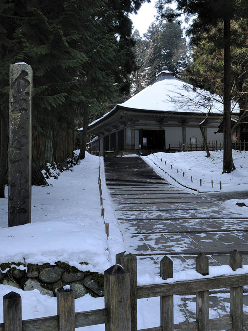 雪景色の金色堂、参道の石畳は雪が払われていました。