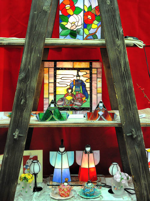 花巻市八日市ひな祭り会場で見たステンドグラス風のお内裏飾りです。
