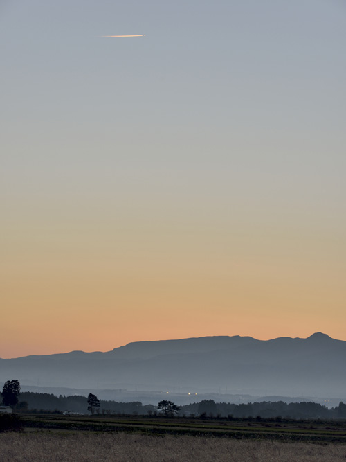 焼け石岳の上空を飛ぶジェット機と飛行機雲。のどかな夕暮れです。