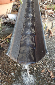 NO.384　軒下の雨樋で見た氷の造形